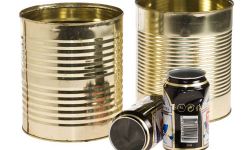 Alimentos enlatados vacíos antes de compactar