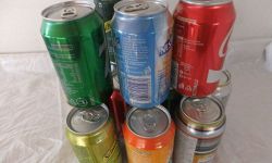 Latas aluminio llenas listas para compactar