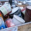 Cubos de pintura con restos antes de compactar