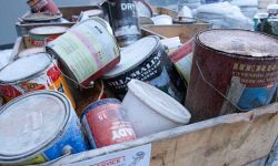 Cubos de pintura con restos antes de compactar