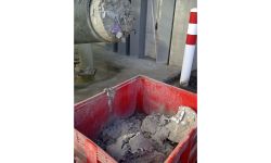 Polvo industrial compactado saliendo de compactador de tornillo