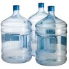 Bidones grandes de agua antes de compactar