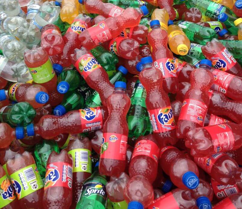 Botellas de plástico llenas antes de compactar