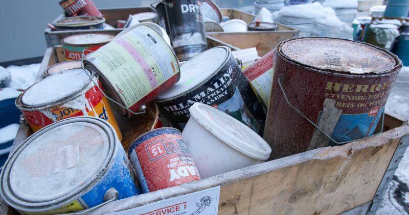 Cubos de pintura con restos antes de compactar